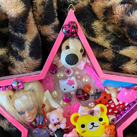 ⭐️ 1990s Condensed Nostalgia Wood Star Collage Wall Hanging - Picture 5 of 5